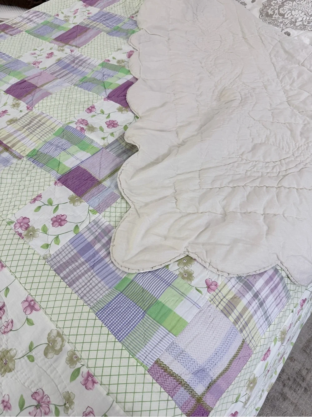 Patchwork Scallop Edge Quilt Purple Green Queen Lightweight